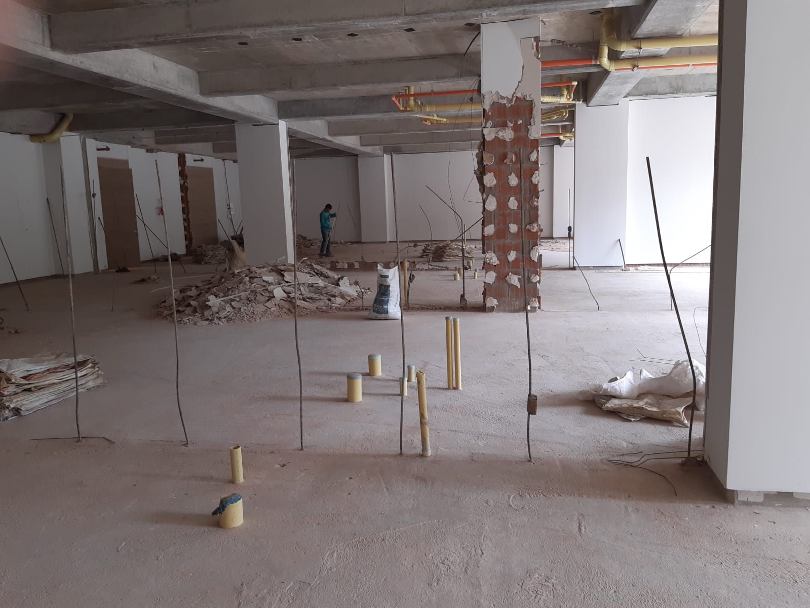 Espacio en obra gris antes de la intervención