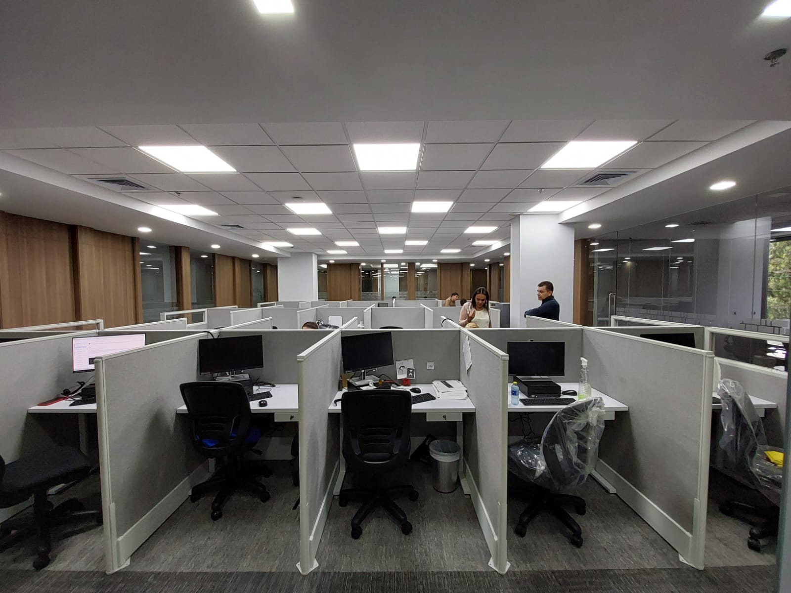 Espacio de oficinas terminado después de la intervención